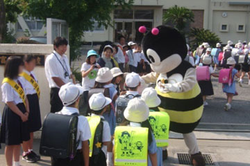 登校児童と交歓する小学校正門のマナビィ 登校児童と交歓する小学校正門のマナビィ
