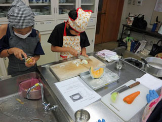 玉ねぎのくし切りとじゃがいもの皮?き 玉ねぎのくし切りとじゃがいもの皮?き