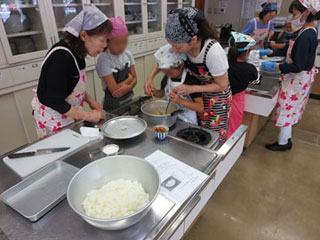 みそを入れる みそを入れる