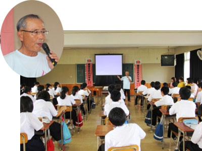 開講のあいさつをする岡本会長 開講のあいさつをする岡本会長