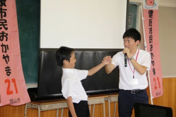 喫煙の誘惑をする“先輩”の演技に断固として断わる後輩 喫煙の誘惑をする“先輩”の演技に断固として断わる後輩