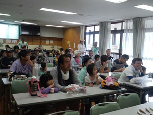 説明を聞く参加者 説明を聞く参加者