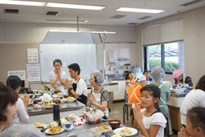 皆でいただきます。 皆でいただきます。