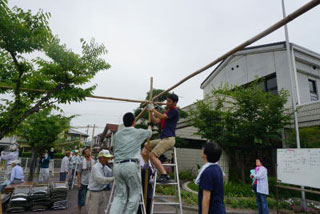 売店の照明枠の組み立て作業 売店の照明枠の組み立て作業