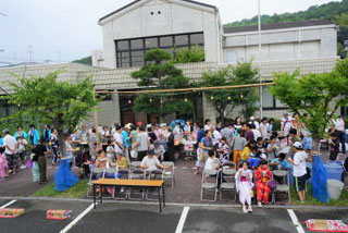 賑わう売店 賑わう売店