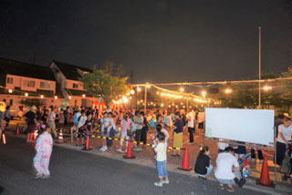 灯りの下の会場の様子 灯りの下の会場の様子