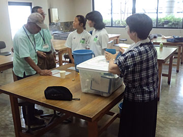水質検査をする富中ボランティア 水質検査をする富中ボランティア