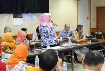 熱心に質問する視察団女性 熱心に質問する視察団女性