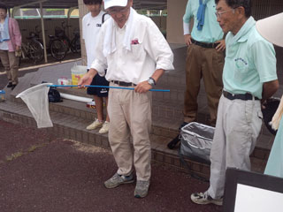 網の使い方(2) 網の柄が側の人に当たらないように 網の使い方(2) 網の柄が側の人に当たらないように