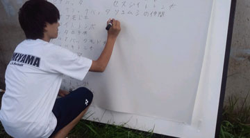 ホワイトボードに記入する松本君 ホワイトボードに記入する松本君