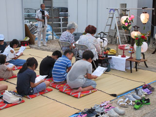 お経を唱和する参加者 お経を唱和する参加者