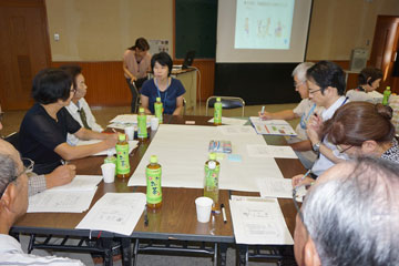 説明をきく参加者 説明をきく参加者