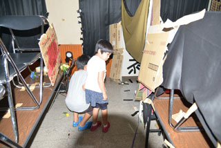 恐る恐る通路を進む 恐る恐る通路を進む