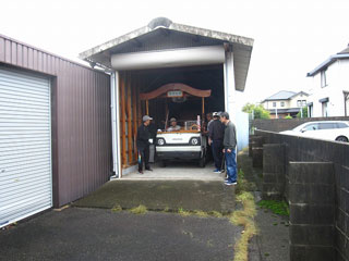 だんじりを倉庫から曳きだす だんじりを倉庫から曳きだす