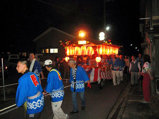 海吉福吉公会堂を出発するだんじり 海吉福吉公会堂を出発するだんじり