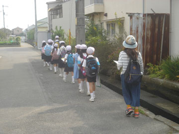 1列で移動をする子どもたち 1列で移動をする子どもたち