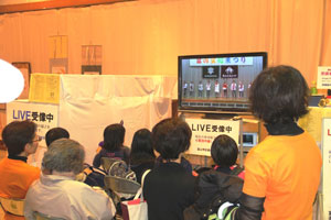 LIVE中継の様子を撮影するoniビジョンの記者 LIVE中継の様子を撮影するoniビジョンの記者