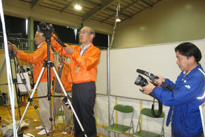 LIVE画面に見入る来館者(公民館会場) LIVE画面に見入る来館者(公民館会場)