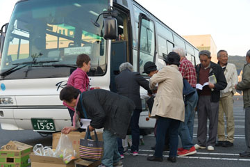 受付してバスに乗る 受付してバスに乗る