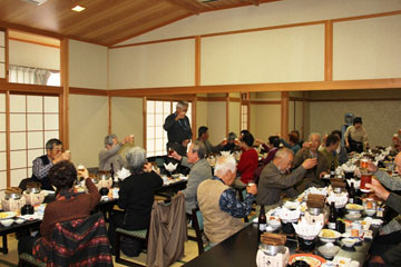 開宴に際し前坂副会長の発声で杯を上げる参加者 開宴に際し前坂副会長の発声で杯を上げる参加者