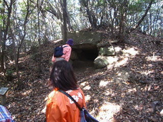 沢田裏山古墳前を通り目的地へ 沢田裏山古墳前を通り目的地へ