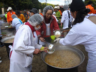 大釜の豚汁をお椀に 大釜の豚汁をお椀に