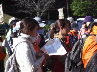 歌詞を片手に歌う参加者 歌詞を片手に歌う参加者