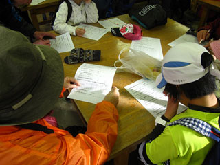 アンケート用紙に感想を書き入れる参加者 アンケート用紙に感想を書き入れる参加者