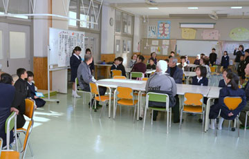 児童代表の司会進行で進められる交流会 児童代表の司会進行で進められる交流会