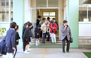 児童たちの見送りをうけて家路に就く参加者 児童たちの見送りをうけて家路に就く参加者