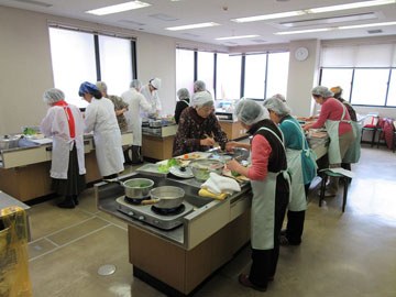 料理作りに熱中の受講者 料理作りに熱中の受講者