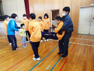 人間簡易担架づくり 人間簡易担架づくり