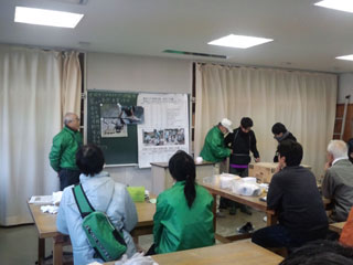 説明する實村代表 説明する實村代表