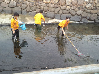 ごみを回収する中学生 ごみを回収する中学生