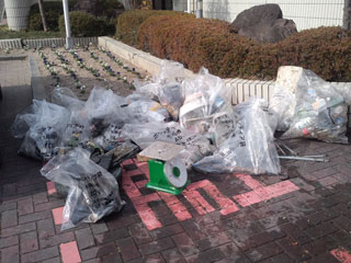 回収したごみの山 回収したごみの山