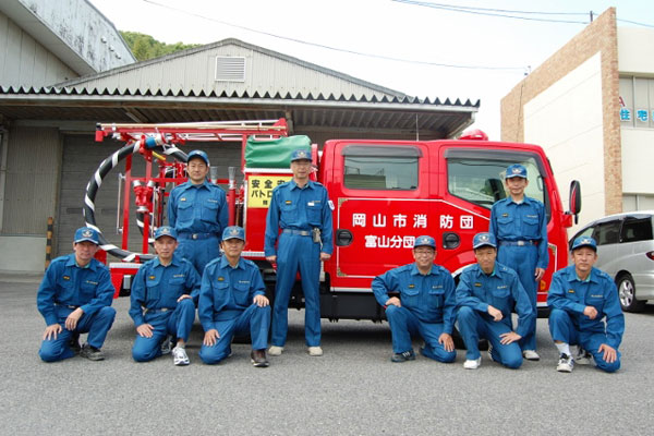 新ポンプ車の前での団員の集合写真 新ポンプ車の前での団員の集合写真