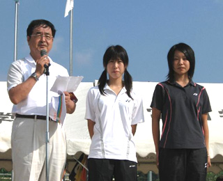 開会式で紹介を受ける両選手(向かって左:伊丹、右:持田) 開会式で紹介を受ける両選手(向かって左:伊丹、右:持田)