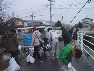 通学路のゴミを取って歩く 通学路のゴミを取って歩く