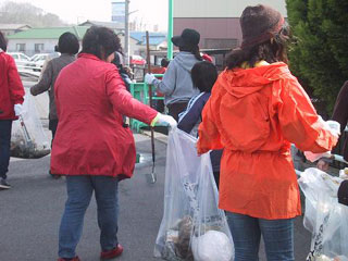 通学路のゴミを取って歩く参加者 通学路のゴミを取って歩く参加者