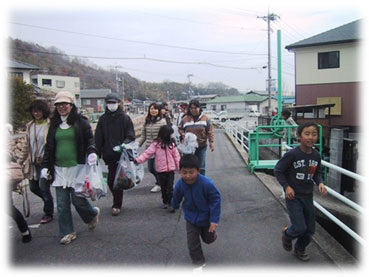 通学路のゴミを取って歩く参加者 通学路のゴミを取って歩く参加者