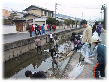 倉安川のゴミを取る参加者 倉安川のゴミを取る参加者