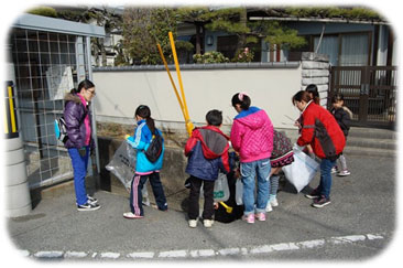 通学路のゴミを取って歩く参加者 通学路のゴミを取って歩く参加者