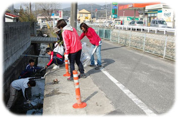 用水路のゴミを取る参加者 用水路のゴミを取る参加者