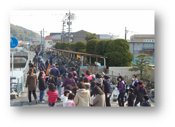 通学路のごみを取って歩く参加者 通学路のごみを取って歩く参加者