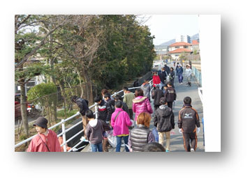 通学路のごみを取って歩く参加者 通学路のごみを取って歩く参加者