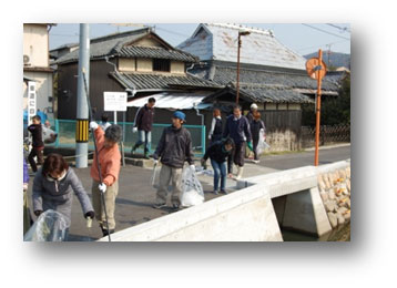用水路のごみを取る参加者 用水路のごみを取る参加者
