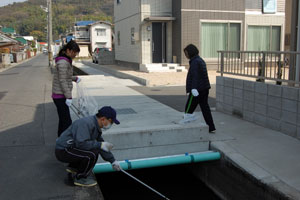 用水路のごみを取る参加者 用水路のごみを取る参加者