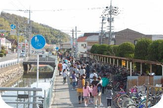 東方面へ向かう参加者 東方面へ向かう参加者