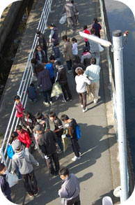 西方面へ向かう参加者 西方面へ向かう参加者