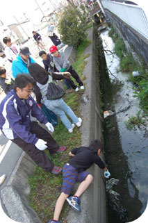 用水路のごみを取る参加者 用水路のごみを取る参加者